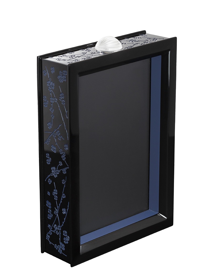 BD-10687500-Lacquered-wood-and-crystal-photo-frame-for-picture-of-10x15cm-Image-©-LALIQUE-SA